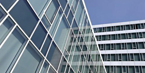 Mode de vitrage post-imposte semi-fermé