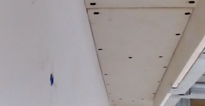 Le cadre métallique est gainé de cloisons sèches