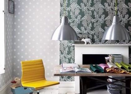 L'espace de papier peint léger s'agrandit visuellement