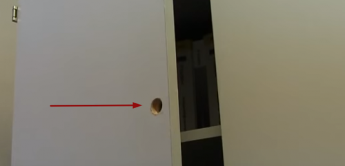 Insertion d'une serrure de meuble dans une armoire installation dans un trou
