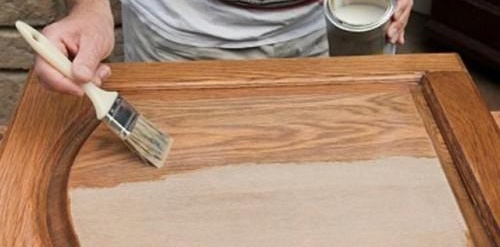 Apprêter les surfaces des meubles