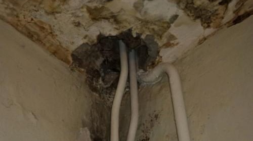 Trous près des contremarches