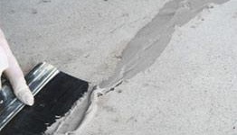 Nivellement du sol avec de la colle