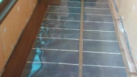 Installation d'un chauffage au sol électrique sur le balcon