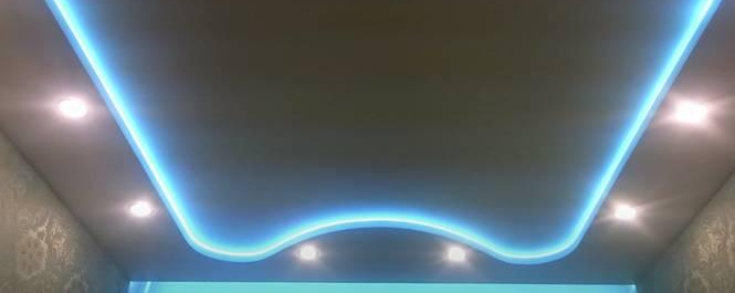 Plafond en plaques de plâtre à deux niveaux avec rétro-éclairage