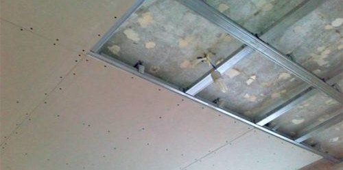 Plafond en plaques de plâtre à deux niveaux avec éclairage périmétrique