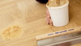 Nivellement du sol avec de la colle