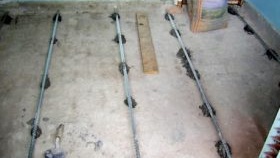 Chape de béton dans la salle de bain