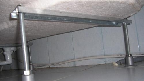 Installation d'un bain en acrylique sur pattes