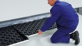 Carrelage sur le sol chaud de la salle de bain