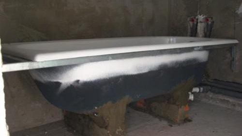 Installation d'un bain en fonte sur des briques