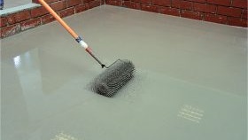 Nivellement du sol avec un composé autonivelant