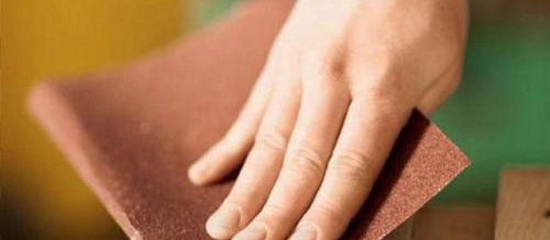 Traitement des meubles avec du papier ciseaux