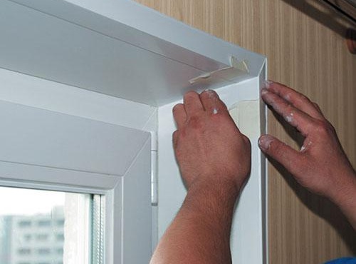 Finition des pentes avec des panneaux en plastique