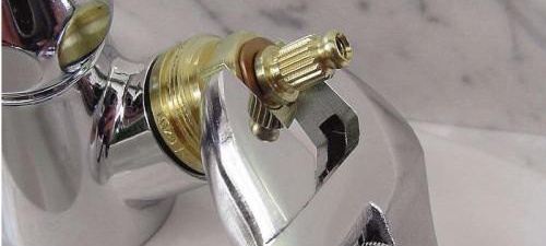 Dévisser le robinet avec une clé