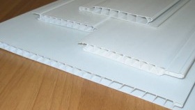 Panneaux à lattes de différentes largeurs