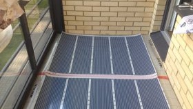 Installation d'un chauffage au sol électrique sur le balcon
