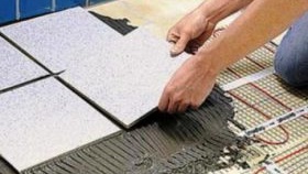 Nivellement du sol avec de la colle