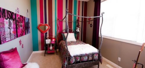 L'un des murs de la pièce est "souligné" avec du papier peint d'une couleur différente