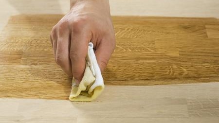 Cirer le dessus de table