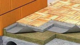 chape dans une maison à panneaux