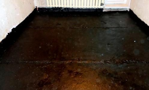 Sol recouvert de mastic d'étanchéité