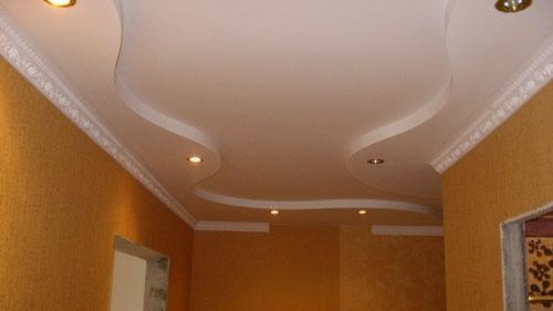 Plaque de plâtre ondulée au plafond dans le couloir 2