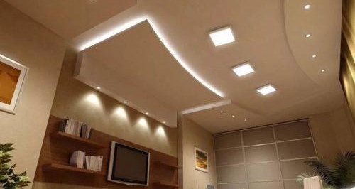 Plaque de plâtre au plafond éclairé