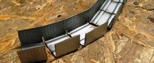 Pose d'un plafond en plaques de plâtre avec éclairage