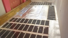 Installation d'un plancher infrarouge sous un stratifié