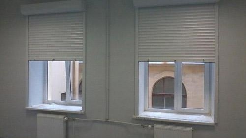 Volets roulants dans l'appartement aux fenêtres