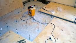 Nivellement de sol avec contreplaqué