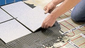 Carrelage sur le sol chaud de la salle de bain