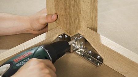 Installation des pieds de table