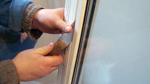 Installation de porte en plastique à faire soi-même