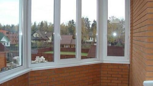 Installation de fenêtres sur la loggia