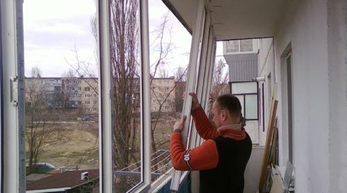 Installation de fenêtres en plastique sur la loggia