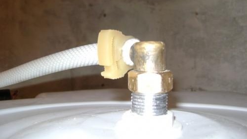 Installer un collier sur un tuyau de douche