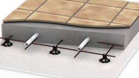 Chape de béton dans la salle de bain