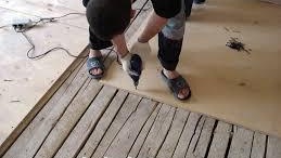 Nivellement de sol avec contreplaqué