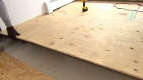 Pose de contreplaqué sous stratifié