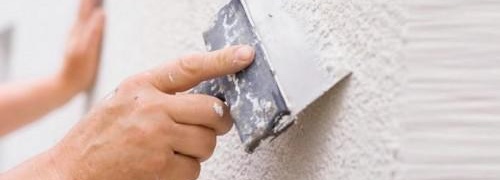 Le mastic de finition est appliqué sur la couche précédente et doit être parfaitement uniforme.