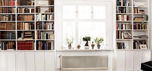 Armoires dans la pépinière autour de la fenêtre