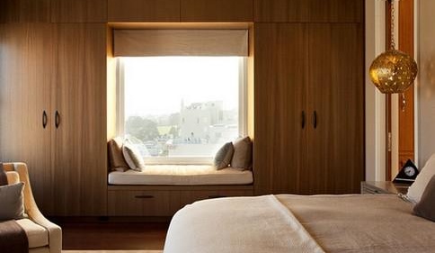 Armoires autour de la fenêtre de la chambre