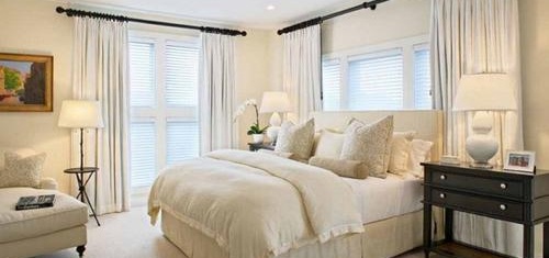 Rideaux dans la chambre blanche