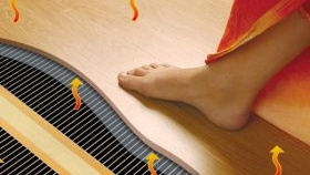 Installation d'un chauffage au sol électrique sur le balcon