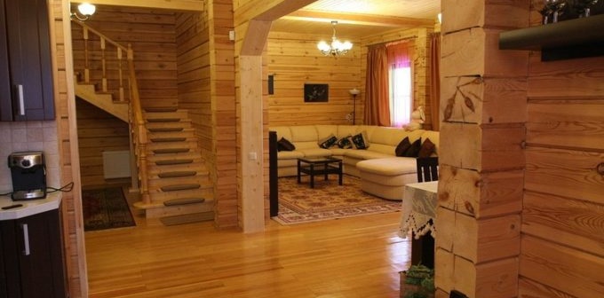 à l'intérieur d'une maison en bois collé