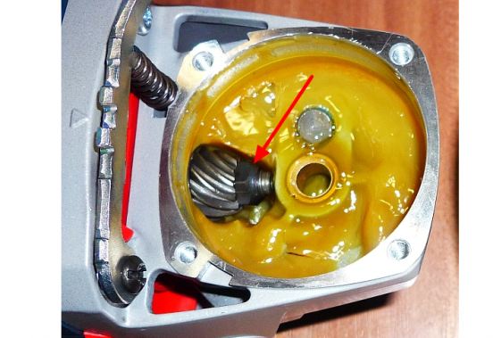 Montage du pignon d'entraînement sur l'arbre du rotor avec un écrou