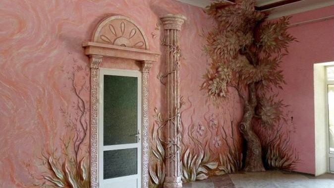 Décoration murale avec enduit décoratif et peinture