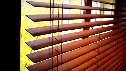 Stores horizontaux sur fenêtres en bois